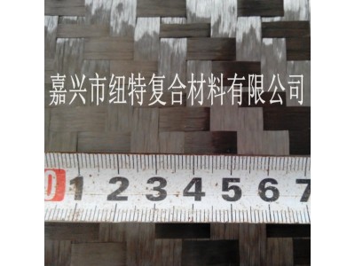 12K400g 高强度单向碳纤维布 材质:12K碳丝 克重:400克 幅宽:10cm-150cm可定制 卷长:100 厚度:0.2mm 200和300g 常年稳定生产,需要一级布或图2